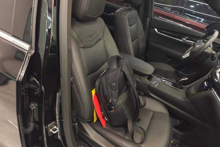 Used Cadillac XT6 2022 2.0T Six-Seater Two-Wheel-Drive Luxury Version Right Front Seat