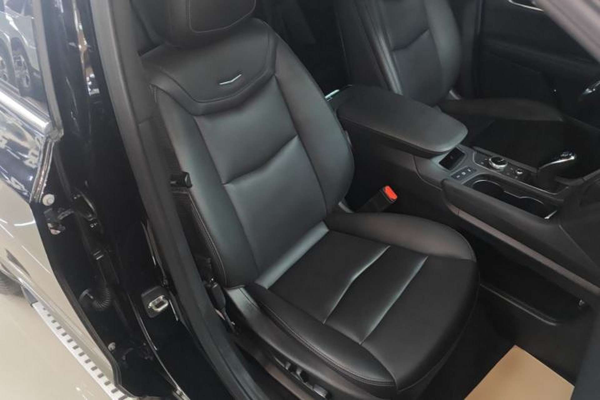 Used Cadillac XT6 2022 2.0T 7-Seater Two-Wheel Drive Luxury Version Right Front Seat