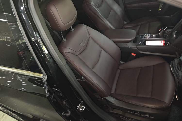 Used Cadillac XT6 2022 2.0T 7-Seater Two-Wheel Drive Luxury Version Right Front Seat