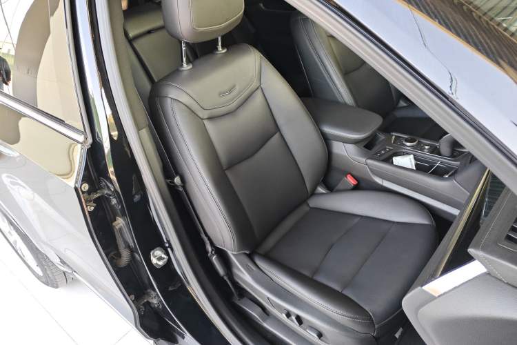 Used Cadillac XT6 2022 2.0T 7-Seater Two-Wheel Drive Luxury Version Right Front Seat