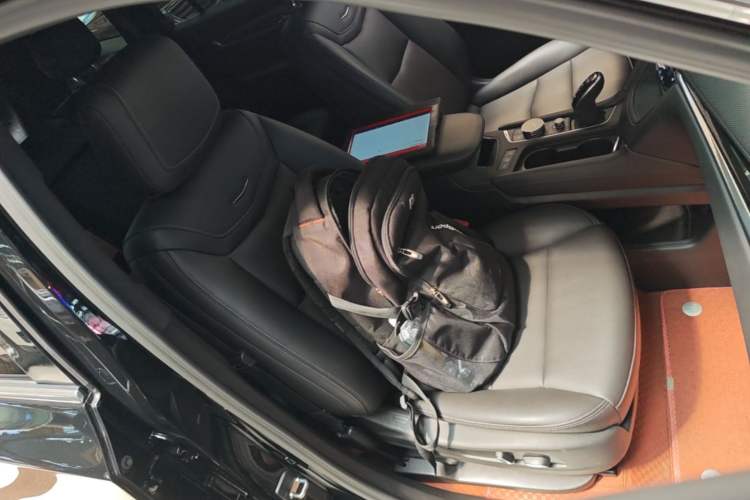 Used Cadillac XT6 2022 2.0T 7-Seater Four-Wheel-Drive Luxury Version Right Front Seat