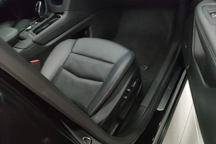 Used Cadillac XT6 2022 2.0T Six-Seater Four-Wheel Drive Luxury Version Right Front Seat
