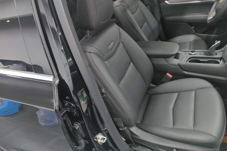 Used Cadillac XT6 2022 2.0T 7-Seater Four-Wheel-Drive Luxury Version Right Front Seat