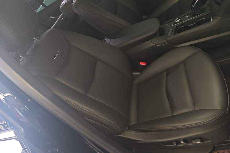 Used Cadillac XT6 2022 2.0T Six-Seater Two-Wheel-Drive Luxury Version Right Front Seat