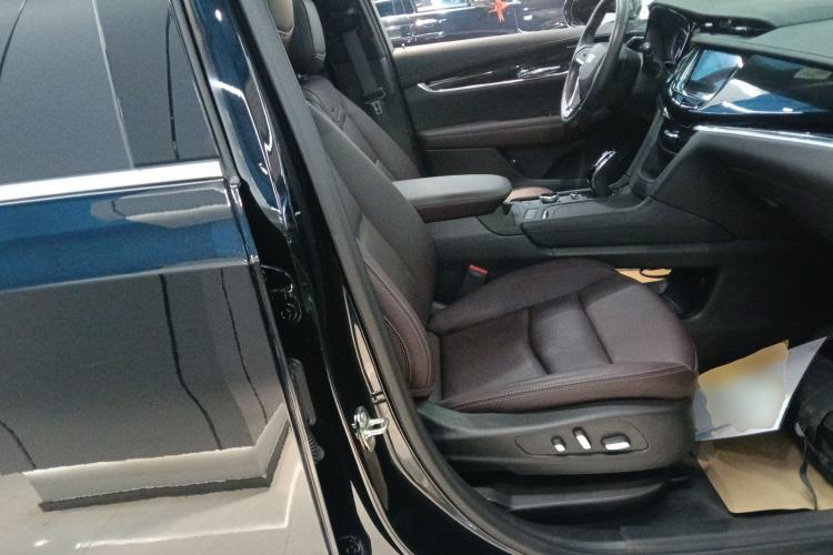 Used Cadillac XT6 2022 2.0T Six-Seater Two-Wheel-Drive Luxury Version Right Front Seat