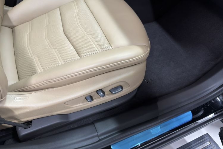 Used Cadillac XT6 2022 2.0T Six-Seater All-Wheel-Drive Platinum 120th Anniversary Limited Edition Right Front Seat