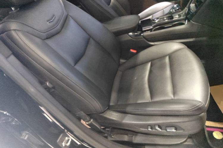 Used Cadillac XT6 2022 2.0T Six-Seater Two-Wheel-Drive Luxury Version Right Front Seat