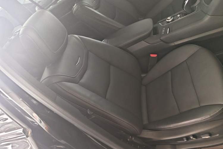 Used Cadillac XT6 2022 2.0T Six-Seater Four-Wheel-Drive Prestige Version Right Front Seat