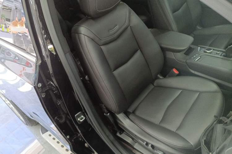 Used Cadillac XT6 2022 2.0T Six-Seater Two-Wheel-Drive Luxury Version Right Front Seat