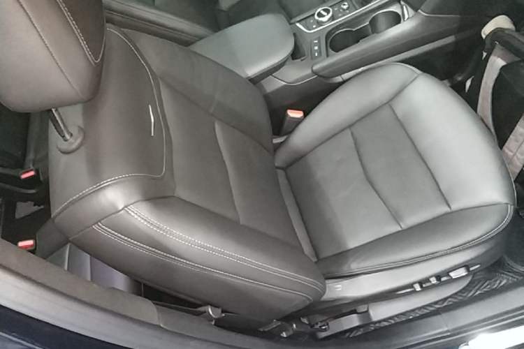 Used Cadillac XT6 2022 2.0T Six-Seater Four-Wheel Drive Luxury Version Right Front Seat