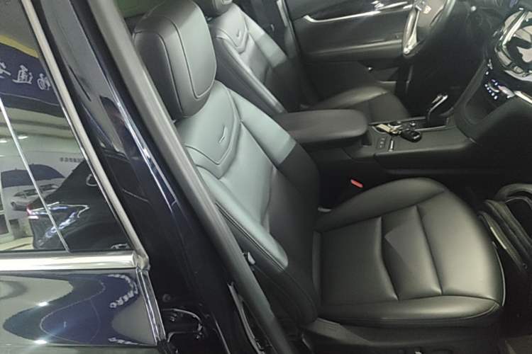 Used Cadillac XT6 2022 2.0T Six-Seater Two-Wheel-Drive Luxury Version Right Front Seat