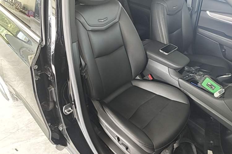 Used Cadillac XT6 2022 2.0T Six-Seater Four-Wheel-Drive Luxury Version Right Front Seat