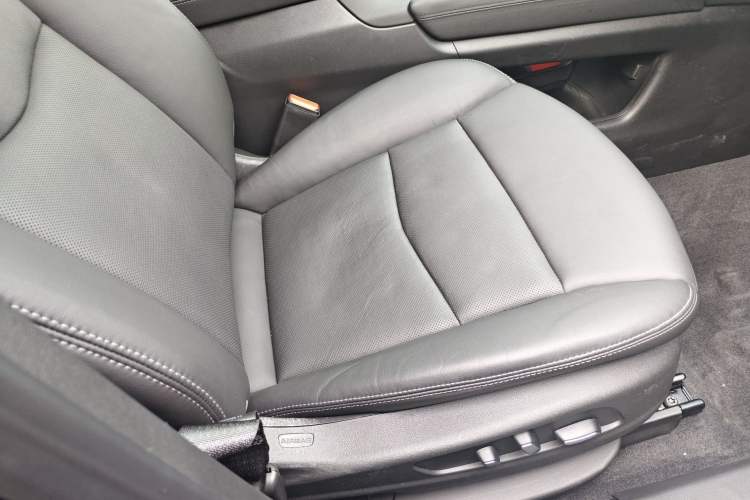 Used Cadillac XT6 2022 2.0T Six-Seater Four-Wheel Drive Luxury Version Right Front Seat