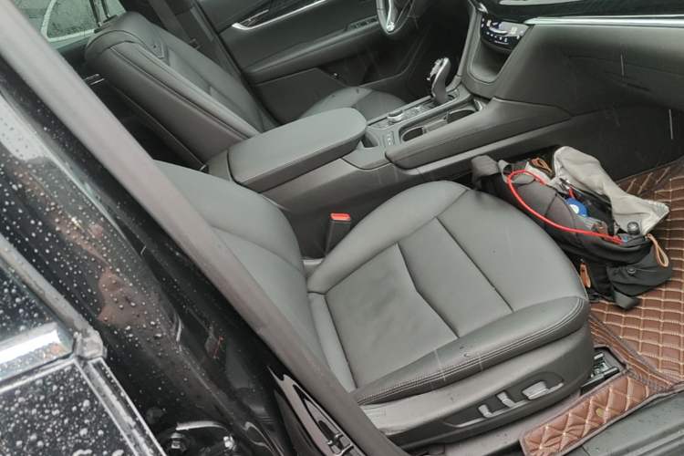Used Cadillac XT6 2022 2.0T Six-Seater Four-Wheel Drive Luxury Version Right Front Seat
