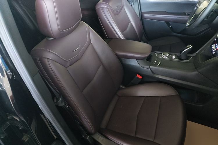 Used Cadillac XT6 2022 2.0T Six-Seater Two-Wheel-Drive Luxury Version Right Front Seat