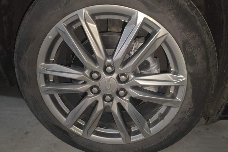 Used Cadillac XT6 2022 2.0T Six-Seater Four-Wheel Drive Luxury Version Right Front Wheel Hub