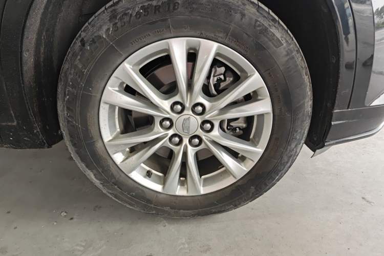 Used Cadillac XT6 2022 2.0T 7-Seater Four-Wheel-Drive Luxury Version Right Front Wheel Hub
