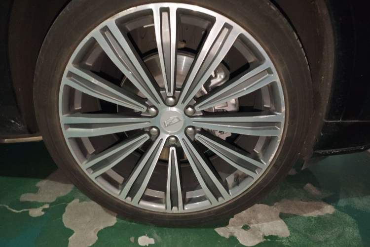 Used Cadillac XT6 2022 2.0T Six-Seater Four-Wheel Drive Luxury Version Right Front Wheel Hub