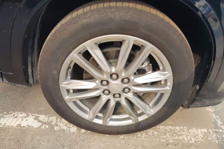 Used Cadillac XT6 2022 2.0T Six-Seater Four-Wheel Drive Luxury Version Right Front Wheel Hub