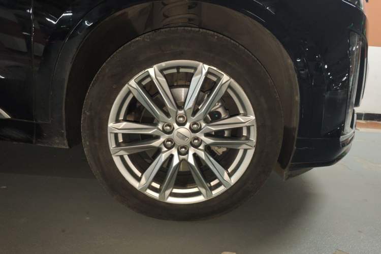 Used Cadillac XT6 2022 2.0T Six-Seater Two-Wheel-Drive Luxury Version Right Front Wheel Hub