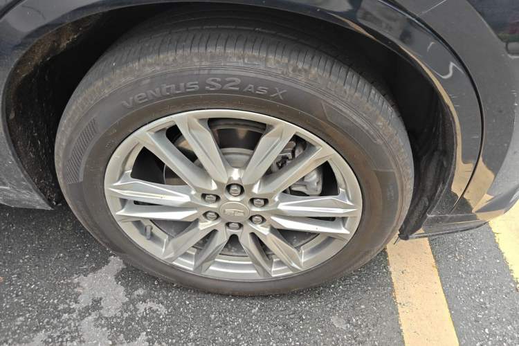 Used Cadillac XT6 2022 2.0T Six-Seater Two-Wheel-Drive Luxury Version Right Front Wheel Hub