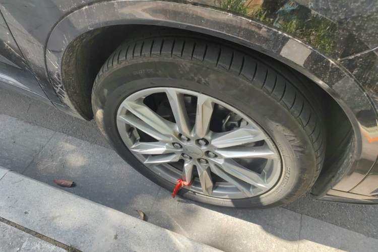 Used Cadillac XT6 2022 2.0T Six-Seater Two-Wheel-Drive Luxury Version Right Front Wheel Hub