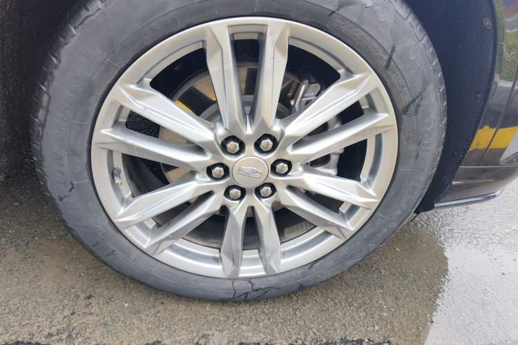 Used Cadillac XT6 2022 2.0T Six-Seater Four-Wheel-Drive Luxury Standard Edition Right Front Wheel Hub