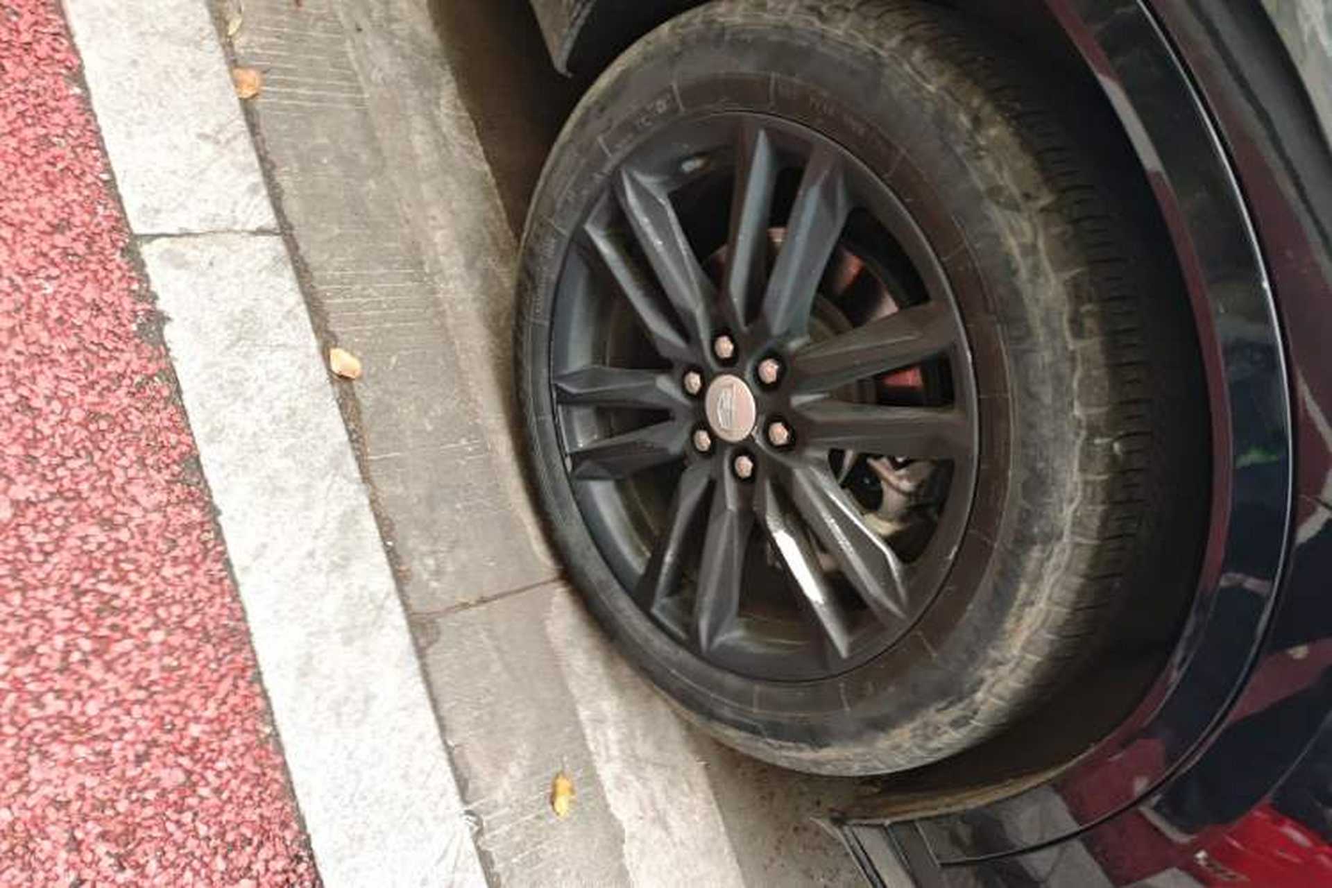Used Cadillac XT6 2022 2.0T 7-Seater Four-Wheel Drive Luxury Version Right Front Wheel Hub