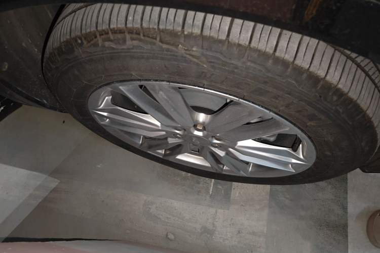 Used Cadillac XT6 2022 2.0T Six-Seater Two-Wheel-Drive Luxury Version Right Front Wheel Hub