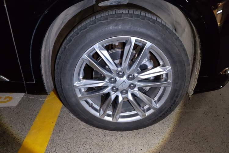 Used Cadillac XT6 2022 2.0T 7-Seater Four-Wheel-Drive Luxury Version Right Front Wheel Hub