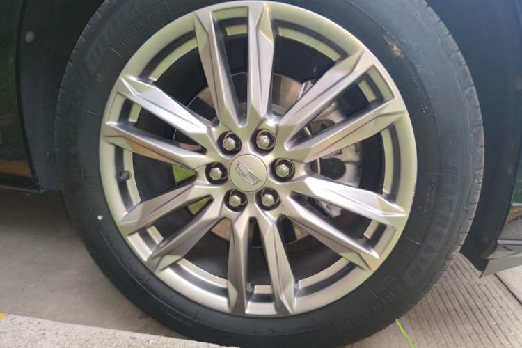 Used Cadillac XT6 2022 2.0T Six-Seater Two-Wheel-Drive Luxury Version Right Front Wheel Hub