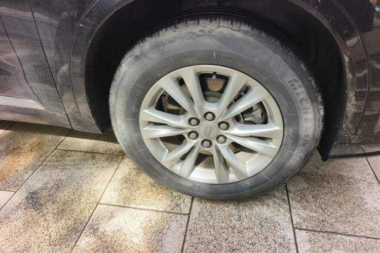 Used Cadillac XT6 2022 2.0T Six-Seater Four-Wheel-Drive Luxury Version Right Front Wheel Hub