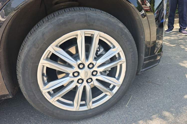 Used Cadillac XT6 2022 2.0T Six-Seater Four-Wheel-Drive Luxury Standard Edition Right Front Wheel Hub