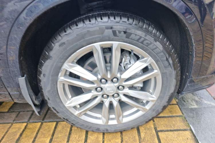 Used Cadillac XT6 2022 2.0T Six-Seater Four-Wheel Drive Luxury Version Right Front Wheel Hub