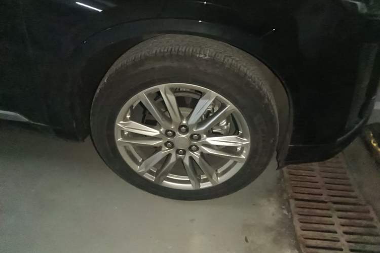 Used Cadillac XT6 2022 2.0T Six-Seater Two-Wheel-Drive Luxury Version Right Front Wheel Hub