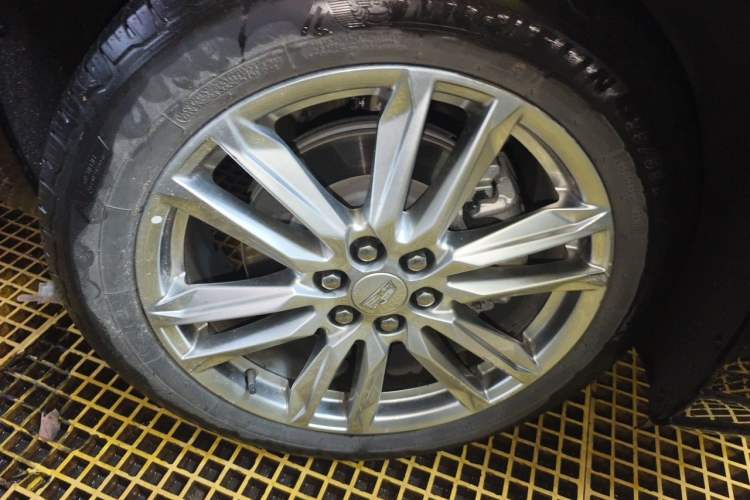 Used Cadillac XT6 2022 2.0T Six-Seater Four-Wheel-Drive Luxury Standard Edition Right Front Wheel Hub