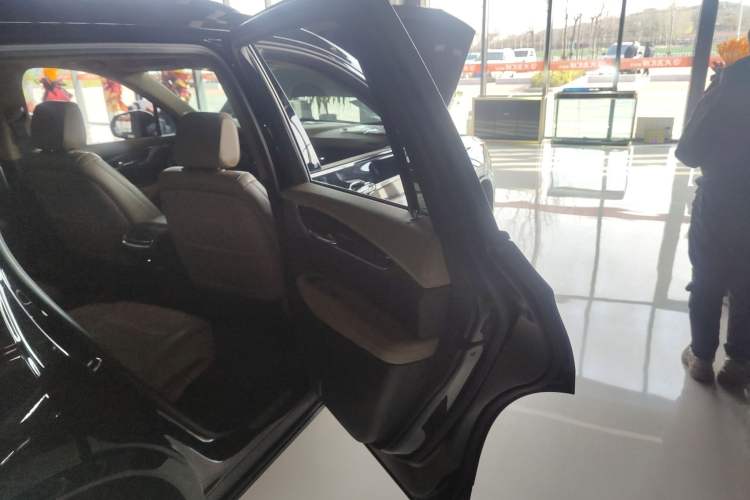 Used Cadillac XT6 2022 2.0T Six-Seater Four-Wheel-Drive Platinum Edition Right Rear Door Interior
