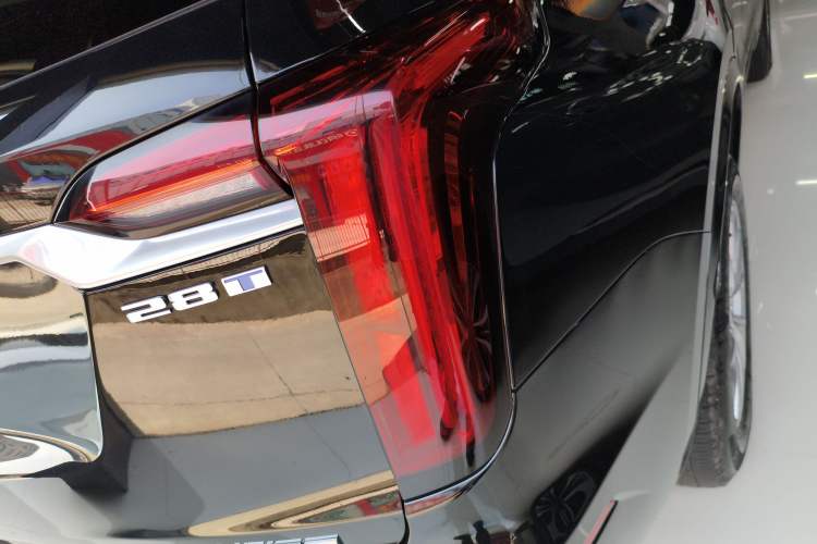 Used Cadillac XT6 2022 2.0T Six-Seater Four-Wheel-Drive Luxury Version Right Rear Taillight