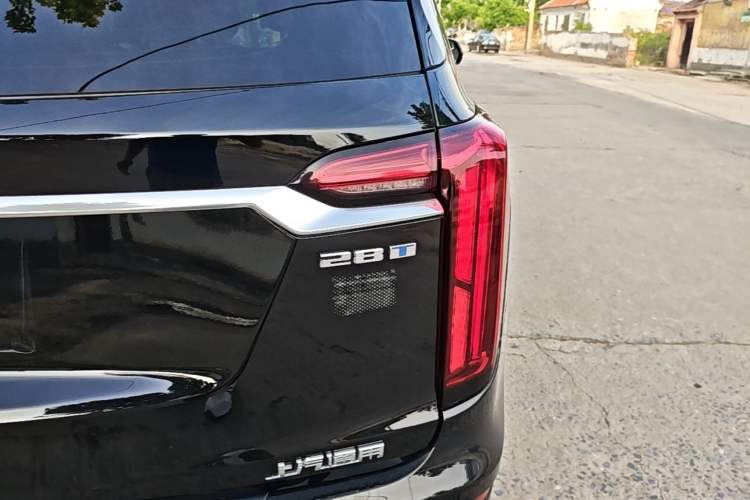 Used Cadillac XT6 2022 2.0T Six-Seater Two-Wheel-Drive Luxury Version Right Rear Taillight