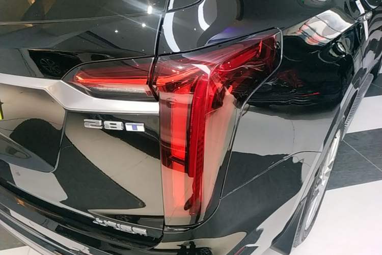 Used Cadillac XT6 2022 2.0T Six-Seater Two-Wheel-Drive Luxury Version Right Rear Taillight