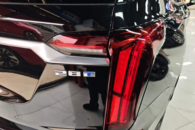 Used Cadillac XT6 2022 2.0T Six-Seater Two-Wheel-Drive Luxury Version Right Rear Taillight