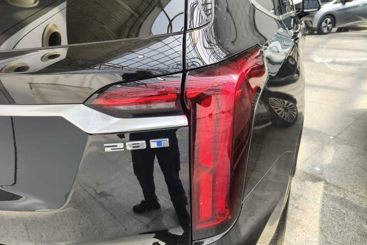 Used Cadillac XT6 2022 2.0T Six-Seater Two-Wheel-Drive Luxury Version Right Rear Taillight