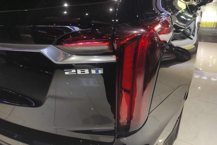 Used Cadillac XT6 2022 2.0T Six-Seater Two-Wheel-Drive Luxury Version Right Rear Taillight