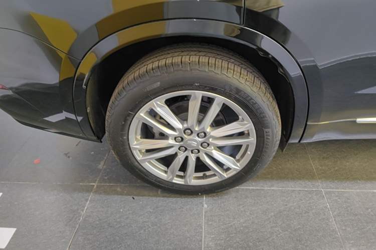 Used Cadillac XT6 2022 2.0T Six-Seater Four-Wheel Drive Luxury Version Right Rear Wheel Hub