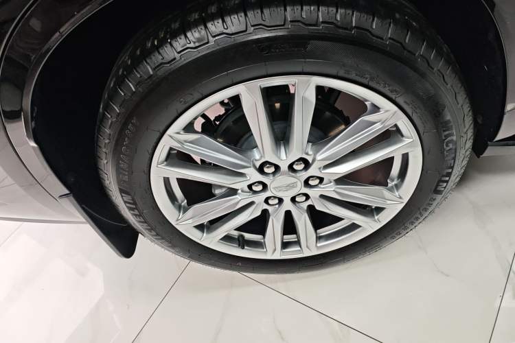 Used Cadillac XT6 2022 2.0T Six-Seater Two-Wheel-Drive Luxury Version Right Rear Wheel Hub