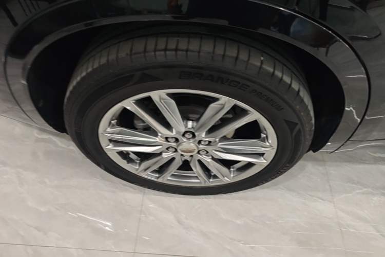 Used Cadillac XT6 2022 2.0T Six-Seater Two-Wheel-Drive Luxury Version Right Rear Wheel Hub