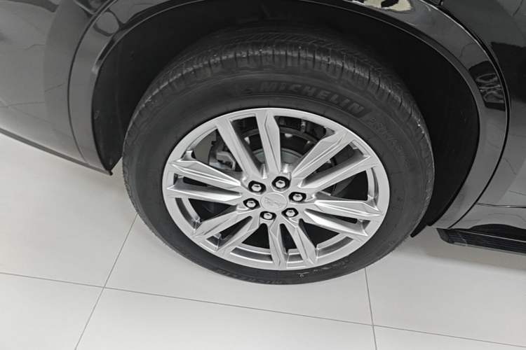Used Cadillac XT6 2022 2.0T Six-Seater Four-Wheel Drive Luxury Version Right Rear Wheel Hub
