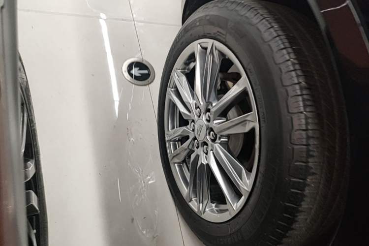 Used Cadillac XT6 2022 2.0T Six-Seater Four-Wheel Drive Luxury Version Right Rear Wheel Hub