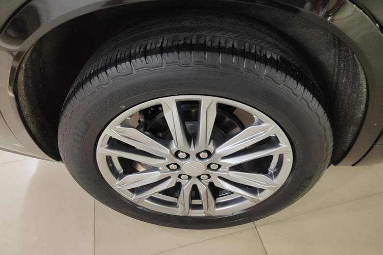 Used Cadillac XT6 2022 2.0T Six-Seater Four-Wheel Drive Luxury Version Right Rear Wheel Hub