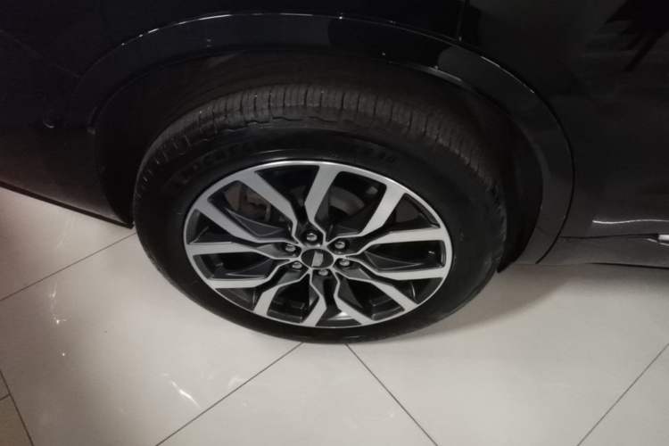Used Cadillac XT6 2022 2.0T Six-Seater All-Wheel-Drive Platinum 120th Anniversary Limited Edition Right Rear Wheel Hub